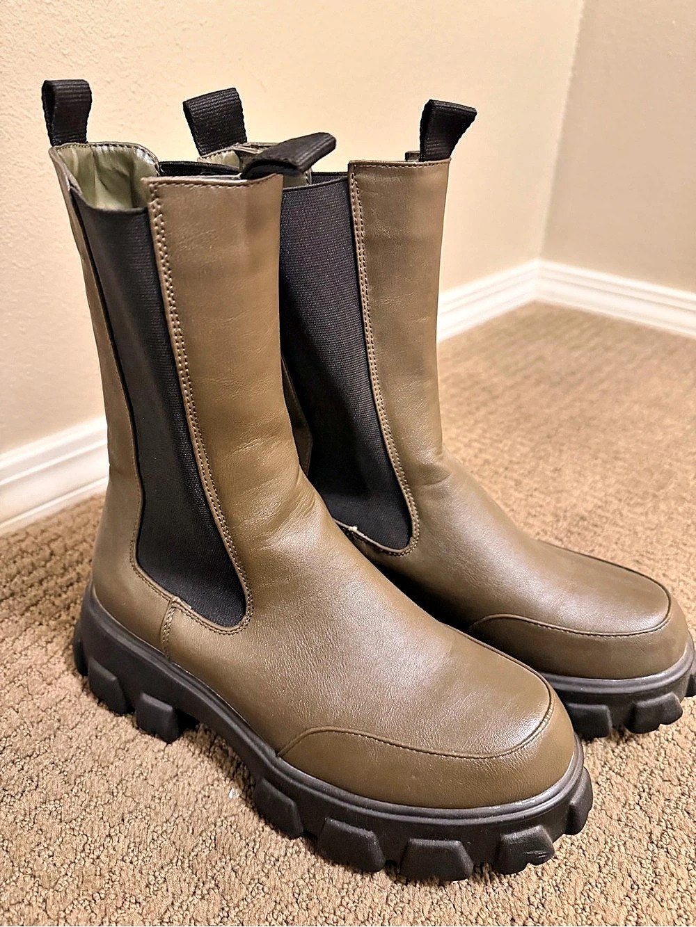 Chelsea Lug Sole Boots in Green & Black Like New